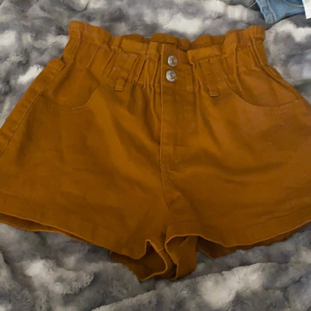 Beautiful shorts cropped waist line